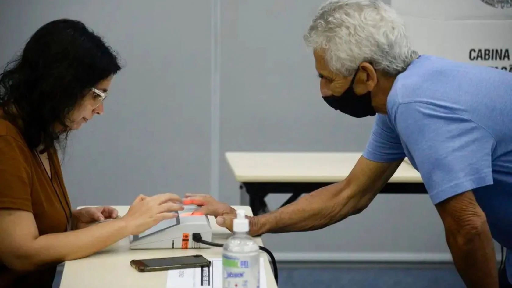 Eleitor idoso faz identificação biométrica com mesária; voto nas eleições vale como prova de vida do INSS