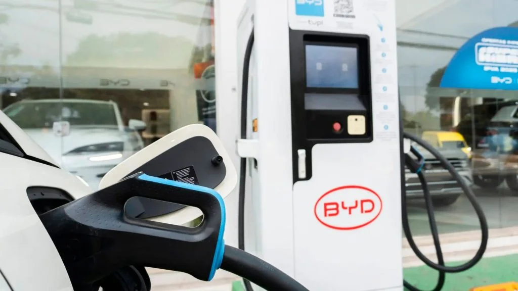 Carro elétrico em recarga em carregador da BYD; marca instala carregador ultrarrápido no Brasil