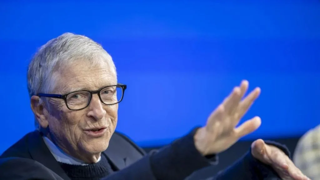 Bill Gates, um dos homens mais ricos do mundo, ajusta os óculos; alerta sobre inteligência artificial