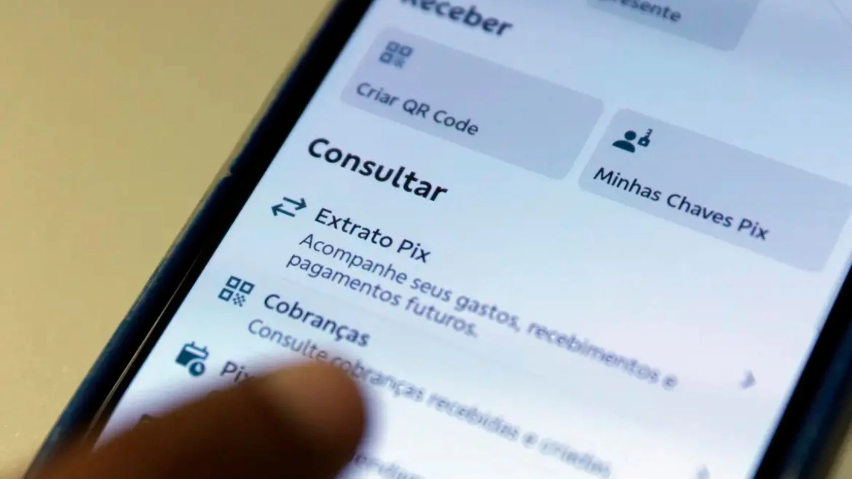 Tela de celular mostra menu do Pix com extrato de gastos; gasto com bets na Serra chegou a cerca de R$ 66 milhões