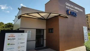 Fachada da Casa do Empresário, sede da ASES, entidade que pede voto em candidatos da Serra nas eleições de 2026