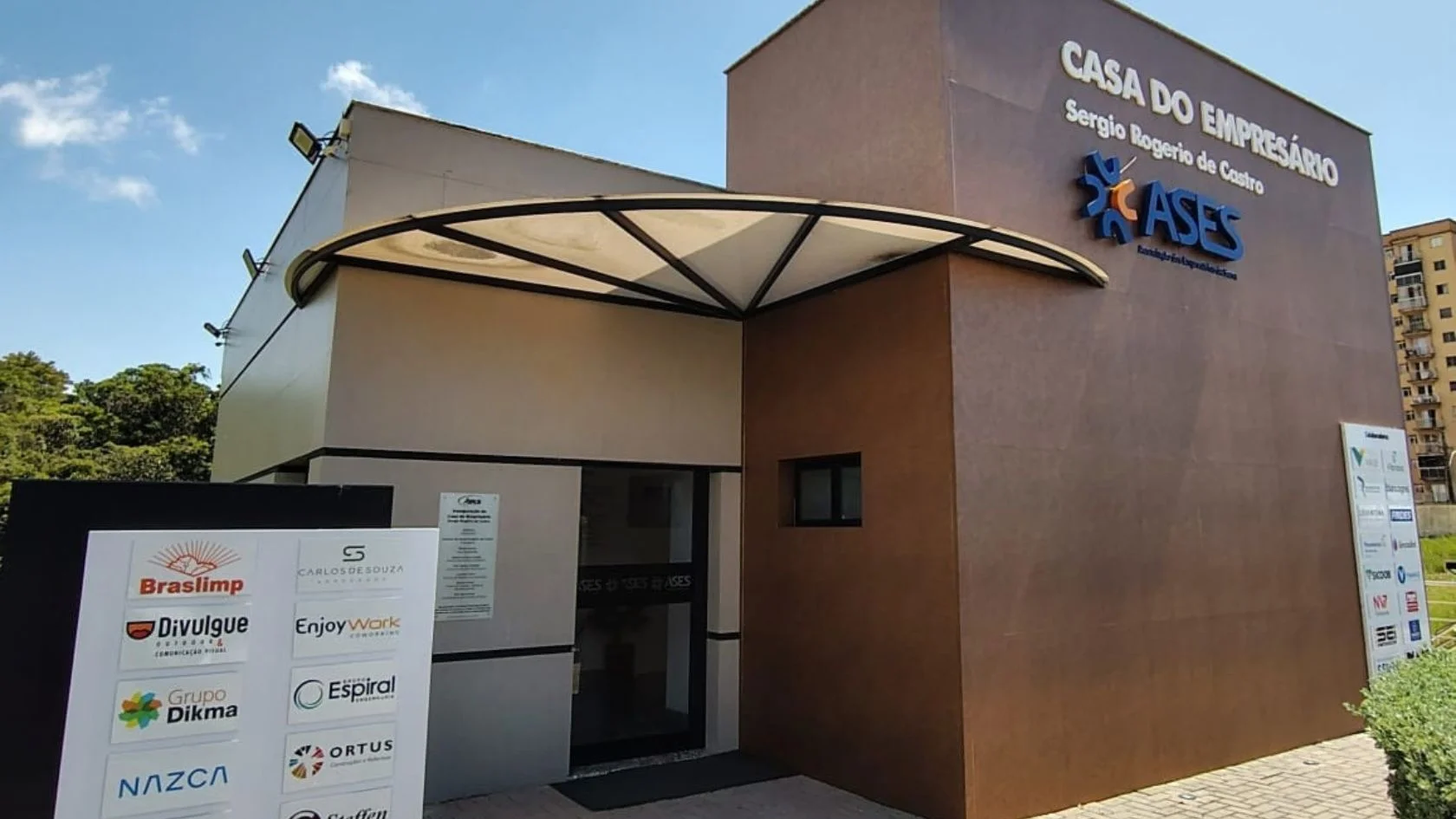 Fachada da Casa do Empresário, sede da ASES, entidade que pede voto em candidatos da Serra nas eleições de 2026