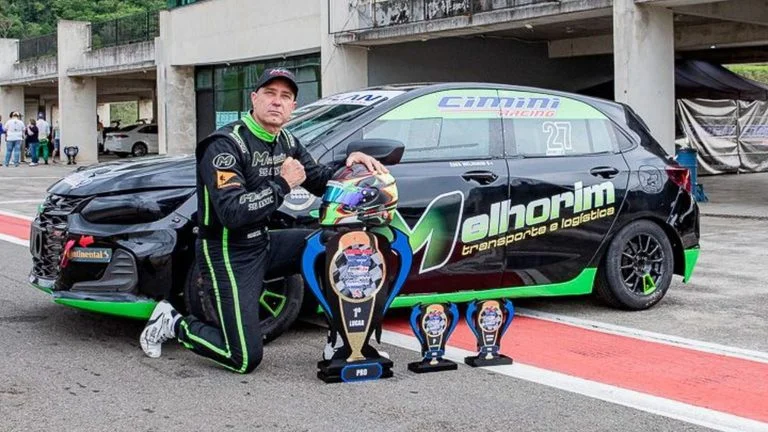 Capixaba tricampeão mineiro de automobilismo