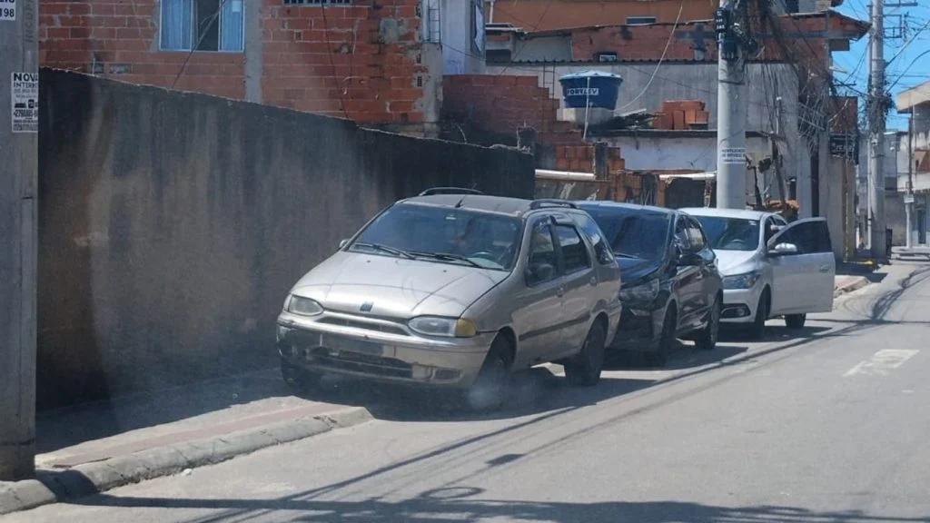 Carros estacionados nas calçadas na Serra