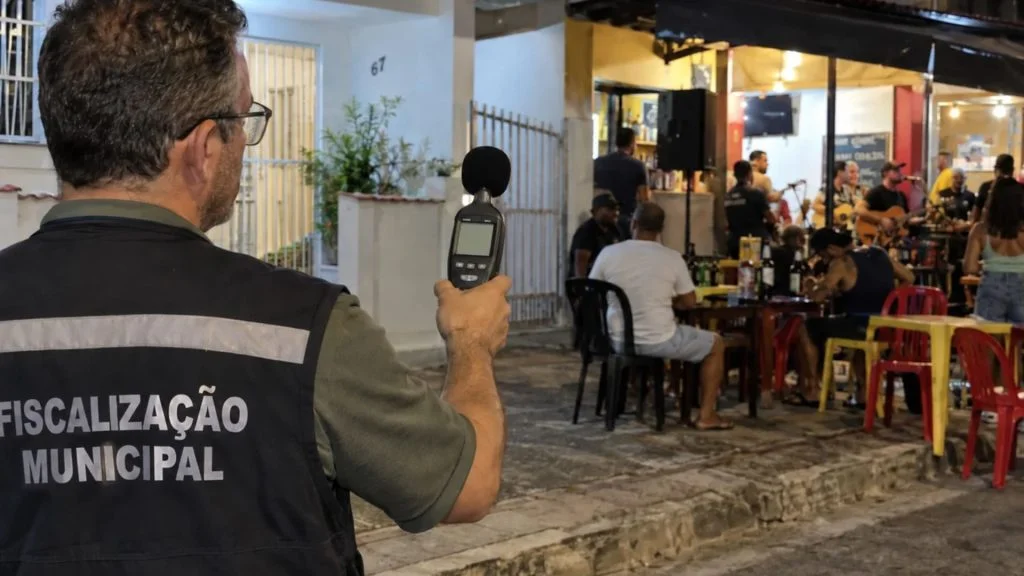 Lei do Silêncio Som alto do vizinho Regra das 22h Bares