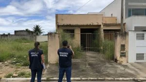 Terrenos vazios e casas abandonadas